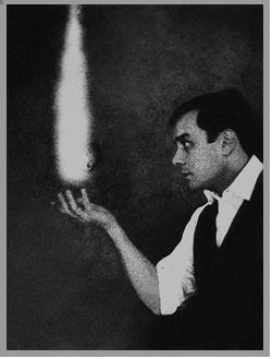 Présentation du Mur de Feu d'Yves Klein par le comédien Félicien